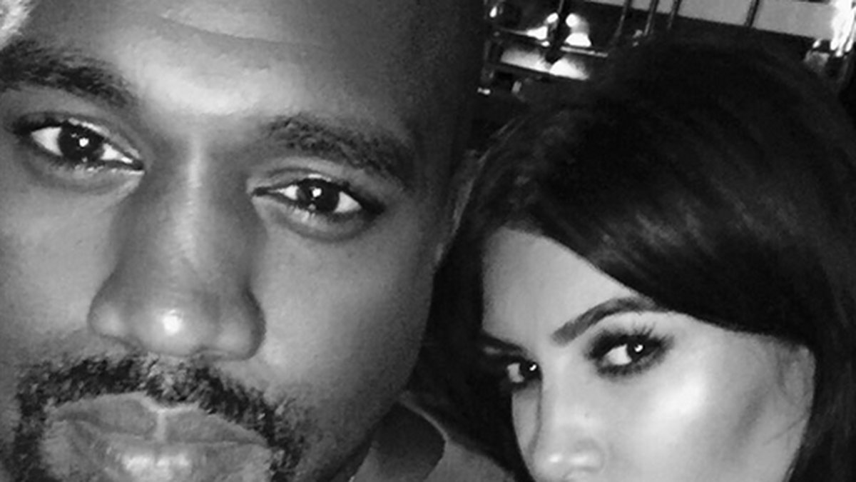 Kim och Kanye tar en selfie. 